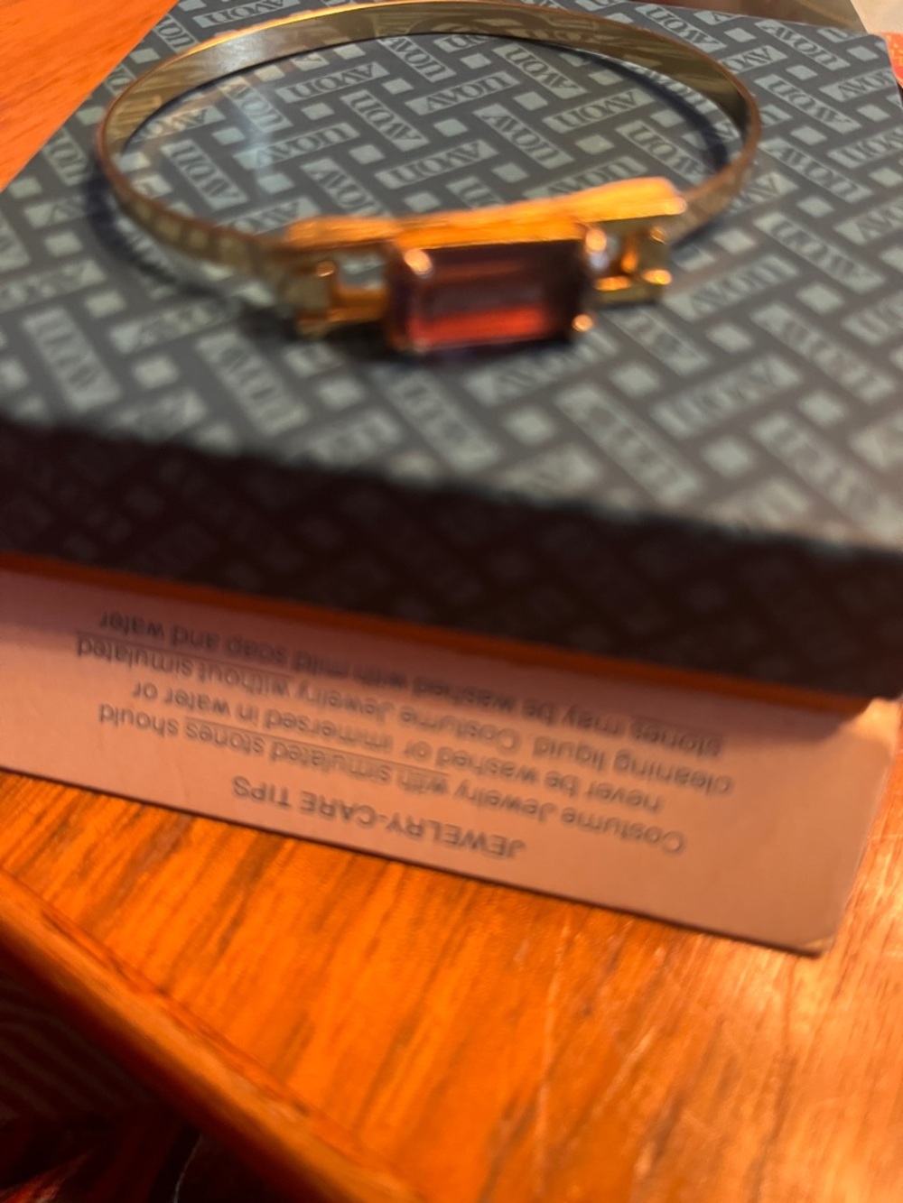 Avon Plaza IV Collection Bracelet Box - Cream with Blue Script - Picture 3 of 3